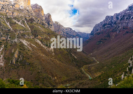 Blick auf die Schlucht von Vikos im Winter in Epirus in Griechenland Stockfoto