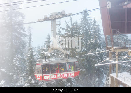 North Vancouver, Kanada - 30. Dezember 2017: Grouse Mountain Gondel Fahrt voller Leute an nebligen Wintertag. Stockfoto