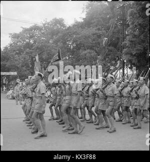 Dieses Foto zeigt eine Militärparade in Hanoi am 14. Juli 1951 mit einem Bataillon der Vietnamesischen Nationalarmee, das die militärische Kultur Vietnams in den frühen 1950er Jahren widerspiegelt Stockfoto