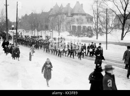Diese St. Patrick’s Day Parade in Quebec City bietet eine lebhafte Straßenprozession, die irische Kultur und das Erbe feiert, geprägt von traditioneller Musik, Tanz, Kostümen und öffentlicher Beteiligung. Stockfoto