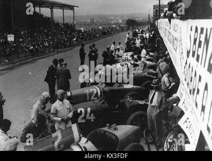 Dieses Foto zeigt den Beginn des Großen Preises der Tschechoslowakischen Republik 1932, eines bedeutenden Motorrennsports, der Anfang des 20. Jahrhunderts in der Tschechoslowakei stattfand. Stockfoto
