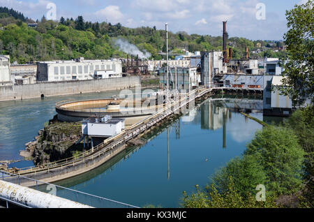 Gelände der ehemaligen Blue Heron Papierfabrik an der Willamette fällt. Oregon City, Oregon Stockfoto