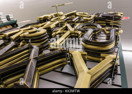 Sammlung von Bemalten Gold Buchstaben Alphabet Dekoration Möbel Regal Stockfoto