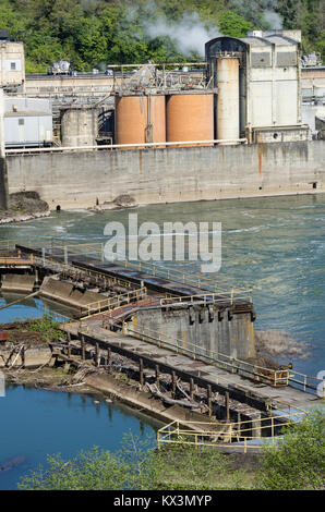 Gelände der ehemaligen Blue Heron Papierfabrik an der Willamette fällt. Oregon City, Oregon Stockfoto