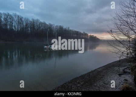 Segelboot in der Bedford Kanal des Fraser River im Fort Langley, British Columbia, Kanada verankert. Stockfoto