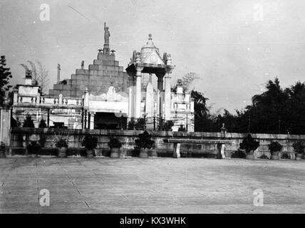 Dieses Foto aus den 1930er Jahren zeigt Huanghuagang, eine historische Stätte in China, die für ihre kulturelle und politische Bedeutung bekannt ist. Das Gebiet spielte eine Rolle in der revolutionären Geschichte Chinas. Stockfoto