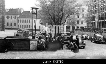 Dänische Widerstandskämpfer während der Kämpfe mit deutschen Truppen in Aarhus, Bispetorv, 5. Mai 1945 verletzt Stockfoto