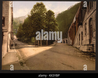 Dieses Bild zeigt die Gärten von Darralde und Pić du Ger in Eaux Bonnes, Pyrenäen, Frankreich. und regionale Geografie. Stockfoto