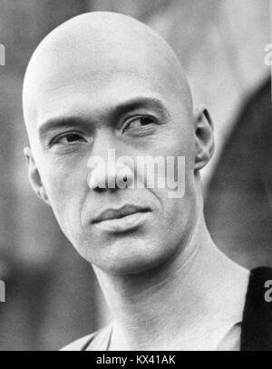 David Carradine spielte Caine in der Fernsehserie Kung Fu (1972–1975), in der ein Shaolin-Mönch in Kampfkünsten, Philosophie und Action-Sequenzen ausgebildet wurde und zu einer bedeutenden kulturellen Figur wurde. Stockfoto