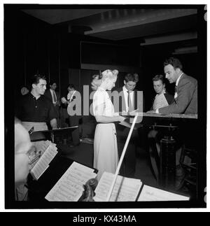 (Porträt von Gordon MacRae, Jerry Wald, Mel Tormé, Jerry Jerome und Marion Hutton, Samstag Teentimers zeigen, New York, N.Y., Ca. 12.08.1947) (LOC) (5062509096) Stockfoto