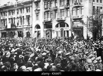 Das Bild zeigt eine historische Szene aus der Februarrevolution in Charkow, 1917. Dieses Ereignis markierte einen bedeutenden Moment in der russischen Geschichte, wo Proteste und Streiks zu politischen Veränderungen führten, einschließlich des Sturzes des Zarenregimes. Das Foto zeigt Schlüsselfiguren, die an der Revolution und der städtischen Umgebung Charkows während dieser Zeit beteiligt waren. Stockfoto
