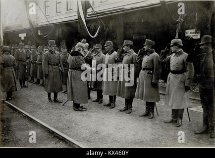 Dieses historische Foto zeigt König Ludwig III. Von Bayern, der am 7. November 1916 während des Ersten Weltkriegs das Heeresgruppenkommando in Sighișoara, Rumänien, besucht. Der Besuch spiegelt Militärdiplomatie und Kriegsführung wider. Stockfoto