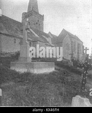 Dieses Foto zeigt die Südfassade der Eglise de Réville, die von Philippe des Forts erfasst wurde. Das Bild zeigt die architektonischen Merkmale der Kirche. Stockfoto