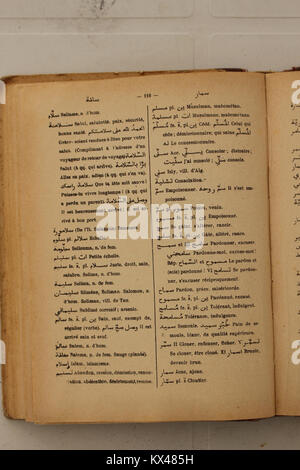 Seite 116 von Alfred Nicolas' Arabisch-Französisch-Wörterbuch von 1938 mit arabischen Wörtern mit ihren französischen Entsprechungen und grammatischen Details. Stockfoto