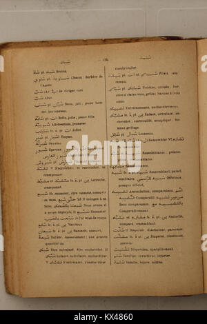 Foto von einer 1938-seitigen Seite aus Alfred Nicolas Arabisch-Französisch-Wörterbuch, die Übersetzung und den kulturellen Kontext arabischer Begriffe ins Französische veranschaulicht. Stockfoto