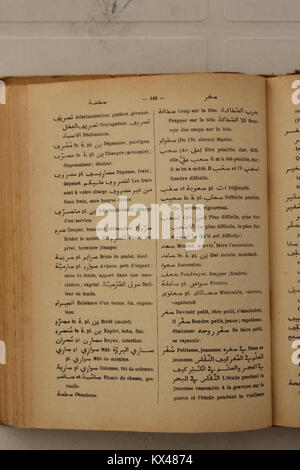 Seite 146 aus Alfred Nicolas’ Arabisch-Französisch-Wörterbuch von 1938, das arabische Phrasen mit französischen Übersetzungen für Sprachstudien illustriert. Stockfoto