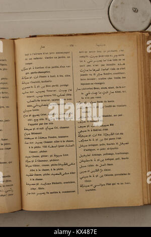 Seite 153 aus Alfred Nicolas’ Arabisch-Französisch-Wörterbuch von 1938, das arabische Begriffe mit entsprechenden französischen Übersetzungen zur sprachlichen Referenz anbietet. Stockfoto