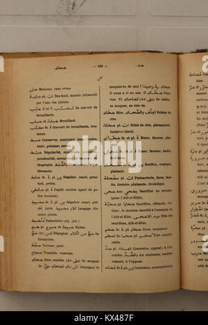Auf der Seite „Arabisch-Französisch Wörterbuch“ von Alfred Nicolas 1938 finden Sie arabische Begriffe, französische Äquivalente, Aussprache und Hinweise zur Grammatik und zur Verwendung zu Studienzwecken. Stockfoto