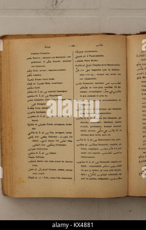 Diese Seite von Alfred Nicolas Wörterbuch von 1938 veranschaulicht arabische Begriffe mit französischen Übersetzungen und kontextuellen Beispielen. Stockfoto
