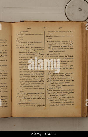 Seite aus Alfred Nicolas' Arabisch-Französisch-Wörterbuch von 1938, das eine sprachliche Ressource für Arabisch-Französische Übersetzung bietet Stockfoto
