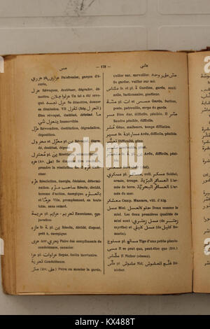 Arabisch-Französisch-Wörterbuch, das 1938 von Alfred Nicolas zusammengestellt wurde und Übersetzungen und Erklärungen arabischer Wörter ins Französische anbietet, um die Kommunikation zu erleichtern Stockfoto