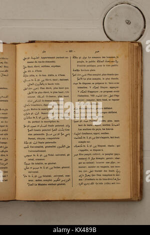 Dieses Französisch-Arabisch-Wörterbuch bietet französischsprachigen Vokabeln, Grammatikerklärungen und Kulturbegriffe, um das Lernen und Übersetzen von Arabisch zu unterstützen. Stockfoto