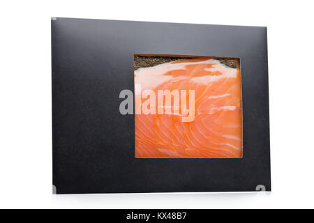 Schwarzes Papier Paket mit raw-frischen Lachs Scheiben auf weißem Hintergrund Stockfoto