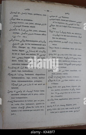 Seite 321 von Alfred Nicolas' Arabisch-Französisch-Wörterbuch von 1938, das neben ihren französischen Übersetzungen und grammatischen Anmerkungen auch arabische Begriffe enthält. Stockfoto