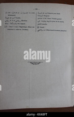 Diese Seite aus Alfred Nicolas' Arabisch-Französisch-Wörterbuch von 1938 bietet Übersetzungen und Definitionen, die Arabisch-Französisch-Sprachwissenschaft und kulturelles Verständnis unterstützen. Stockfoto