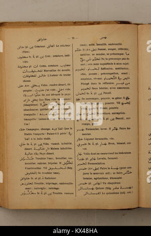 Seite aus der Ausgabe 1938 des Arabisch-Französischen Wörterbuchs von Alfred Nicolas mit detaillierten Französisch-Arabischen Übersetzungen zum Studium und zur Referenz. Stockfoto