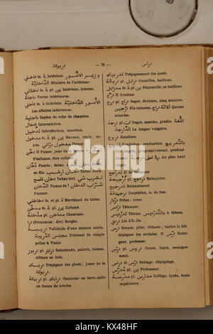 Seite 75 aus Alfred Nicolas’ Arabisch-Französisch-Wörterbuch von 1938, das arabische Einträge mit französischer Übersetzung zur zweisprachigen Referenz zeigt. Stockfoto
