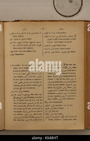 Bild einer Arabisch-Französischen Wörterbuchseite von Alfred Nicolas aus dem Jahr 1938, die die Übersetzung arabischer Begriffe ins Französische demonstriert und den Sprachgebrauch dokumentiert. Stockfoto