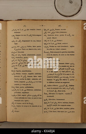 Auf der Wörterbuchseite werden arabisch-französische Übersetzungen und Definitionen aus Alfred Nicolas’ Publikation von 1938 vorgestellt, die Sprachwissenschaft und Studium unterstützt. Stockfoto