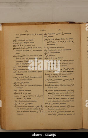 Seite 92 von Alfred Nicolas' Arabisch-Französisch-Wörterbuch von 1938, in dem arabische Begriffe mit entsprechenden französischen Übersetzungen und grammatischen Details präsentiert werden. Stockfoto