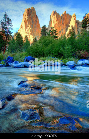 Das krumme Fluss fließt durch Smith Rock State Park außerhalb Terrebonne Oregon Stockfoto