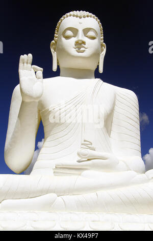 Big White sitzender Buddha in Mihintale, Sri Lanka Stockfoto