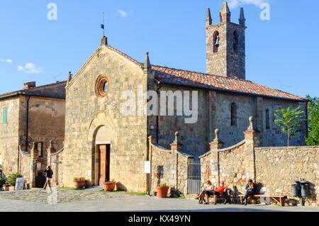 Die Pfarrkirche Santa Maria Assunta auf der Pilgerfahrt nach Rom - Monteriggioni, Italien Stockfoto