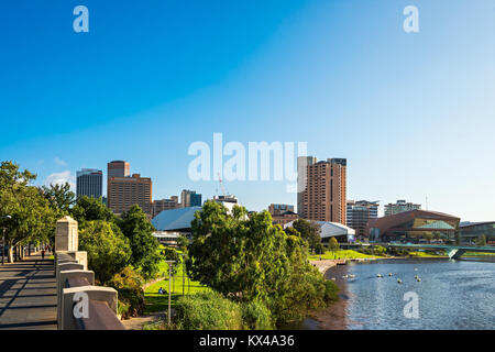 Adelaide, Australien - Januar 13, 2017: Iconic Adelaide City Skyline mit Torrens River über Elder Park am hellen Tag gesehen Stockfoto