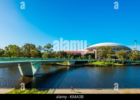 Adelaide, Australien - Januar 13, 2017: Iconic Adelaide Oval über Torrens River foot bridge in Elder Park gesehen auf einem hellen Tag Stockfoto