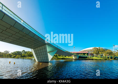 Adelaide, Australien - Januar 13, 2017: Iconic Torrens foot bridge mit Adelaide Oval über den Fluss in Elder Park am hellen Tag gesehen Stockfoto