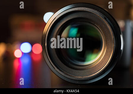 Der Foto- oder Videokamera objektiv auf dunklem Hintergrund mit Linse Reflexionen Stockfoto