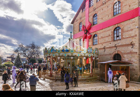 Menschen Urlaub auf der Mühle von Elfen, einem beliebten Weihnachten Ziel in Trikala Griechenland. Stockfoto