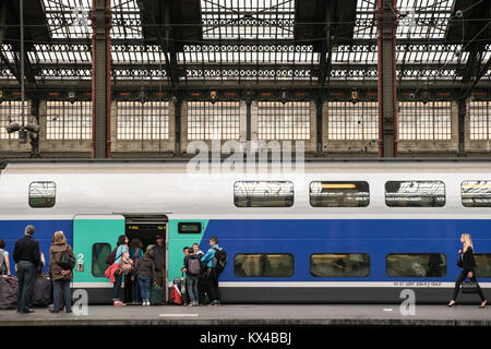 Frankreich, Paris (75), Gare de Lyon, Menschen ein TGV Boarding Stockfoto