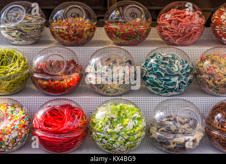 Bunte Bonbons in Kunststoff Kugel Container. Stockfoto