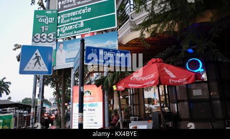 Direktionale Verkehrszeichen touristischen Bereich 136 Street Phnom Penh Kambodscha Südostasien Stockfoto