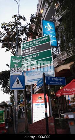 Direktionale Verkehrszeichen touristischen Bereich 136 Street Phnom Penh Kambodscha Südostasien Stockfoto