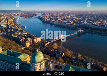 Budapest, Ungarn - Luftbild Blick auf die Skyline von Budapest Buda Castle Royal Palace, Széchenyi Kettenbrücke und Margaret Insel in den frühen Morgenstunden wit Stockfoto