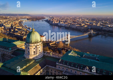 Budapest, Ungarn - Luftbild Blick auf die Skyline von Budapest Buda Castle Royal Palace, Széchenyi Kettenbrücke und Margaret Insel in den frühen Morgenstunden wit Stockfoto