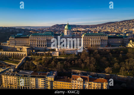 Budapest, Ungarn - Luftaufnahme von Buda Castle Royal Palace in den frühen Morgenstunden mit klaren blauen Himmel Stockfoto