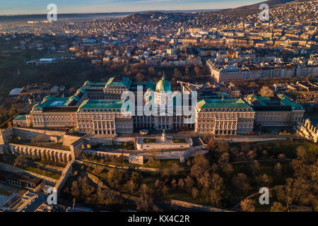 Budapest, Ungarn - Luftaufnahme von Buda Castle Royal Palace in den frühen Morgenstunden Stockfoto